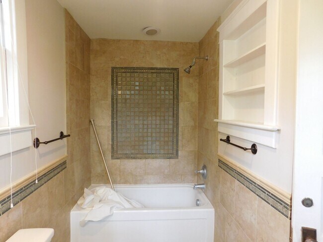 Building Photo - 605 Johnson St