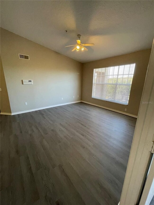 Building Photo - Awesome apartment in the heart of Metrowest!