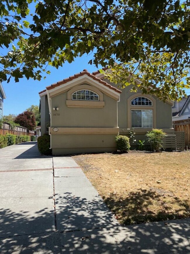 Building Photo - Spacious updated home with 3 downstairs be...