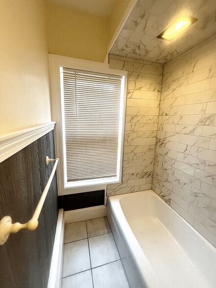 Bathtub - 54 Clifford St