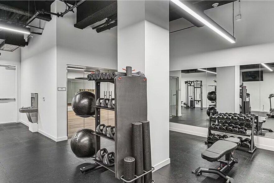 Building Photo - 701 S Hudson Ave