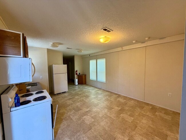 Building Photo - 3 bedroom 2 bath