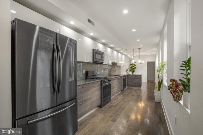 Building Photo - 1937 E Sergeant St