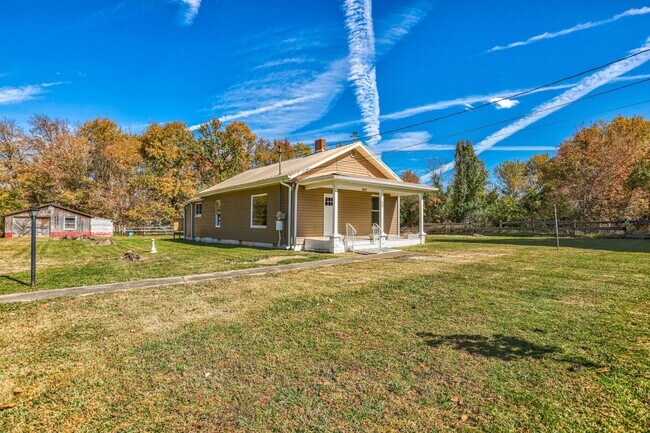Building Photo - 2 Bdrm / 2 Bath - Remodeled Cottage in Johnson City
