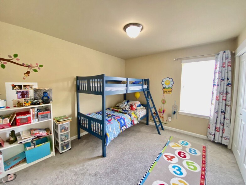 Building Photo - Welcome to the Claremont community in the Renton Highlands!