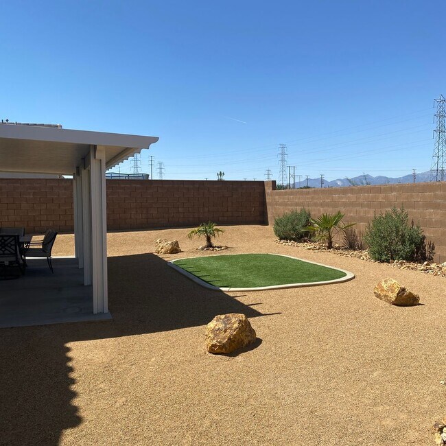 Building Photo - NEWER 4 BEDROOM VICTORVILLE HOME