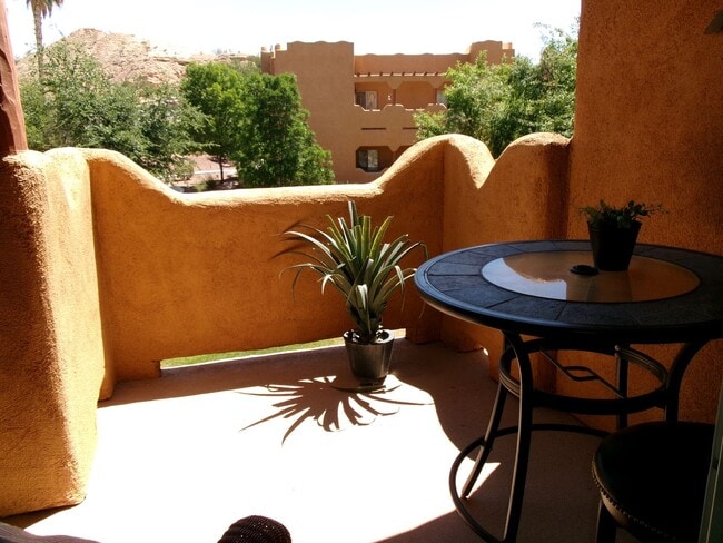 Building Photo - Furnished Enchantment Condo
