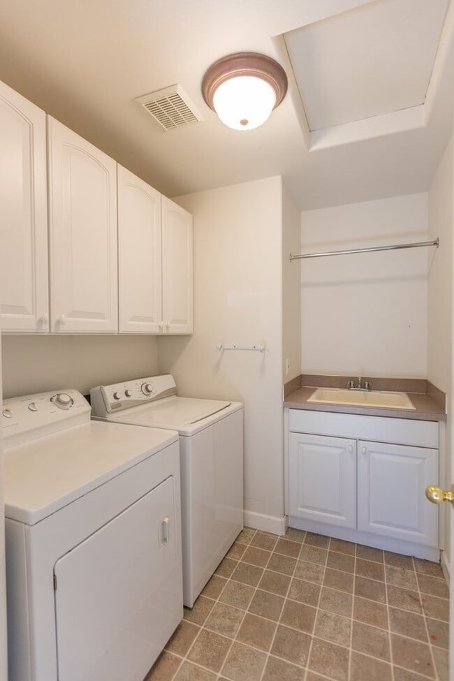 Building Photo - 4527 SE Antelope Hills