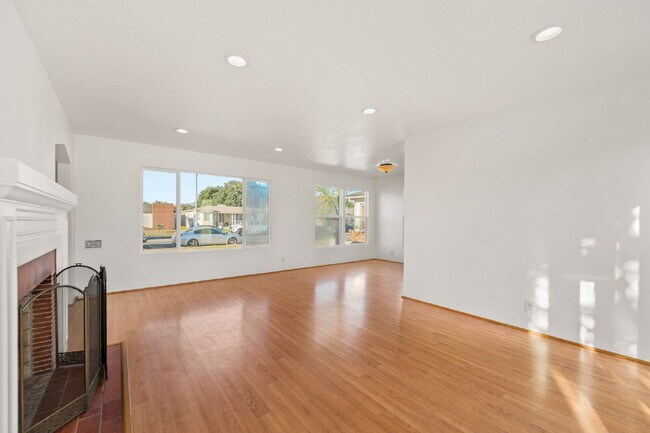 Building Photo - "Charming 2-Bedroom Retreat on Douglas Ave...