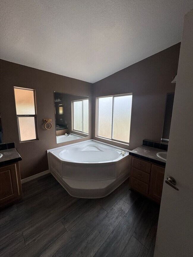 Building Photo - Spacious 4 bedroom 2 bath