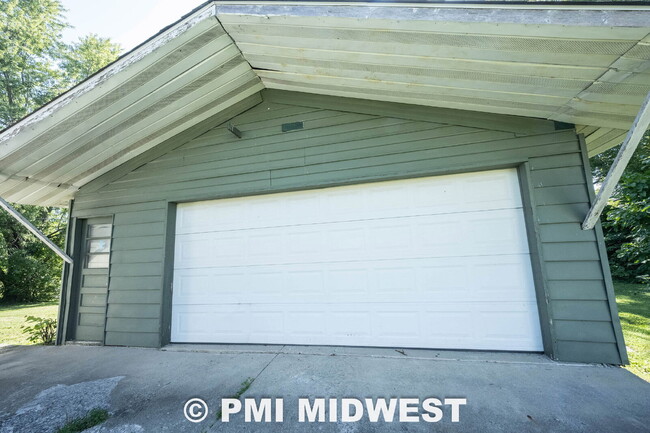 Building Photo - "Charming 3-Bedroom Home with 1451 Sq Ft of Comfort in Indianapolis!"