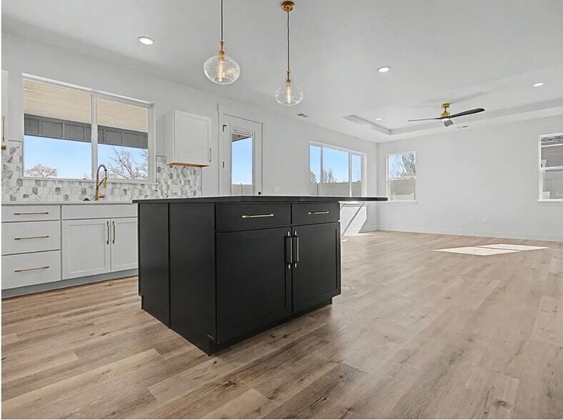 Kitchen Island - 2358 Green Apple Dr