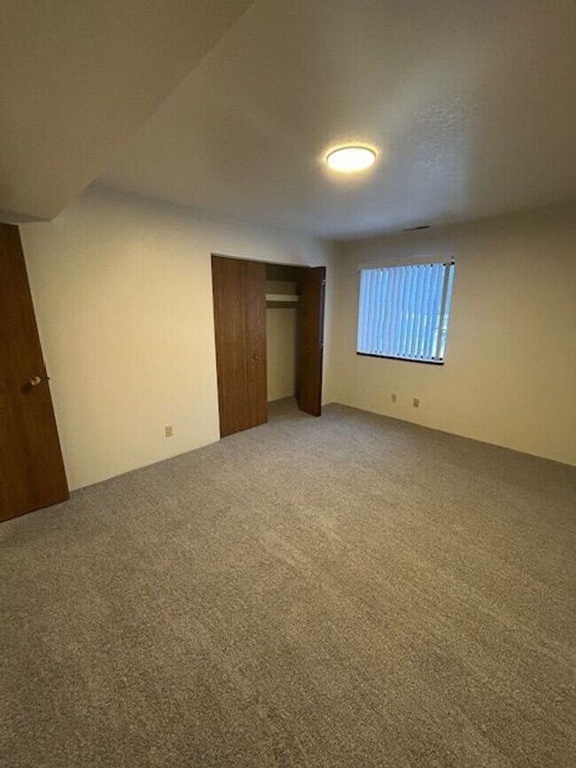 Building Photo - 1 bedroom 1 bath, Top floor apartment - Up...