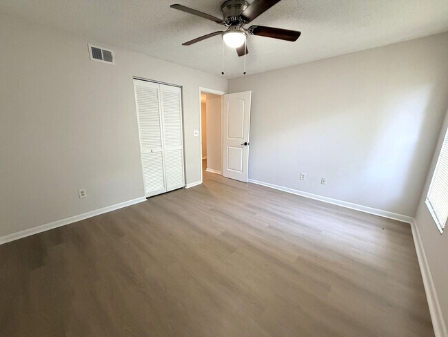 Building Photo - 5646 Pinebay Cir N
