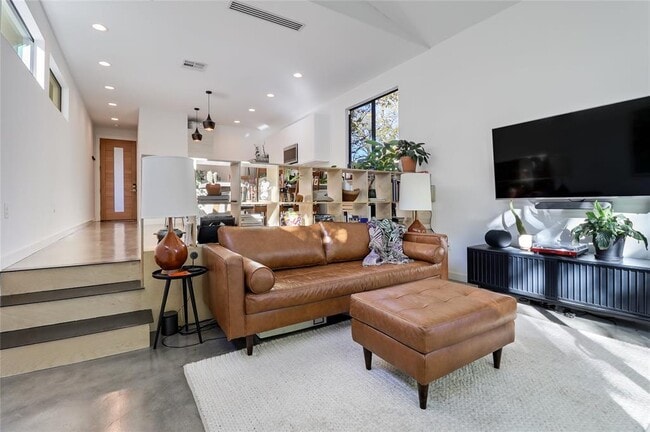 Building Photo - 2709 E 14th St