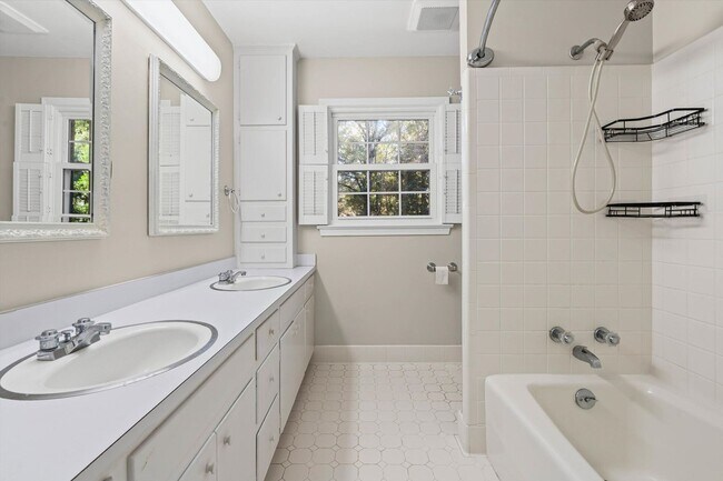 Building Photo - Five Bedroom in Country Club Woods