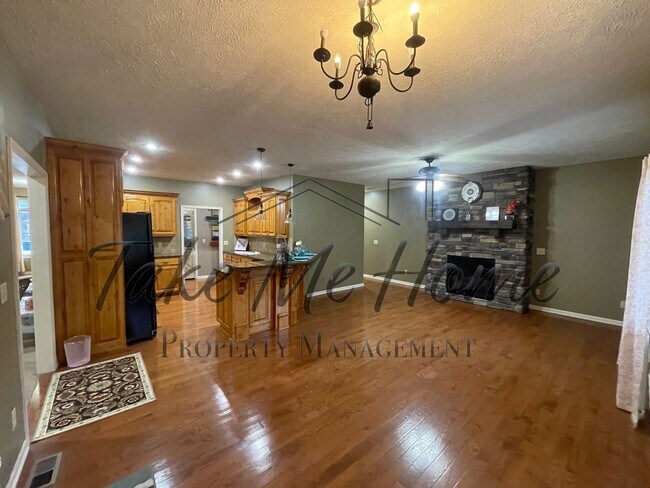 Building Photo - 4 Bedroom Home in Kickapoo District!