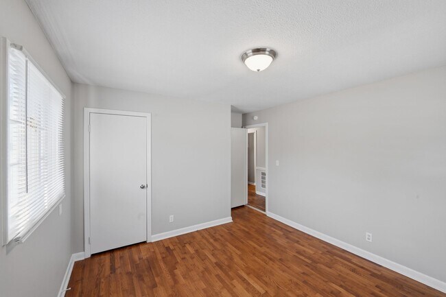 Building Photo - Beautifully Maintained 3BR Home with Hardwood Floors & Private Yard!