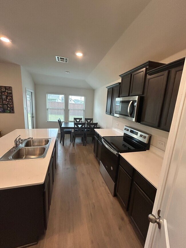 Building Photo - 3 Bedroom 2 Bath