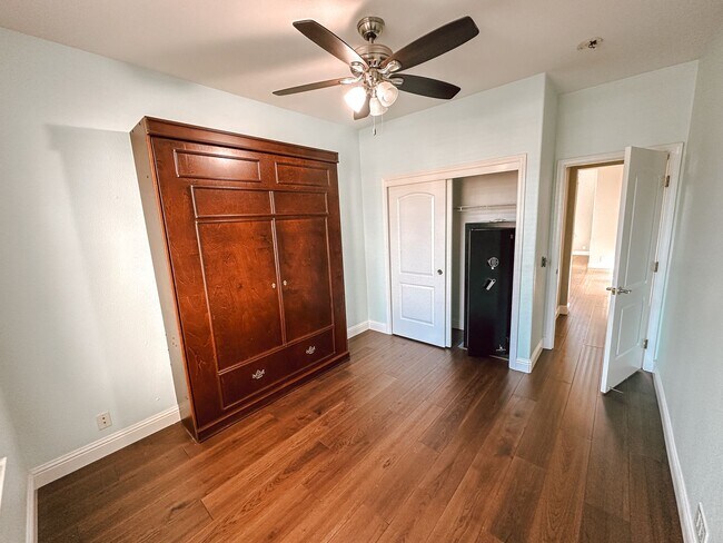 Building Photo - Pleasanton home available now!