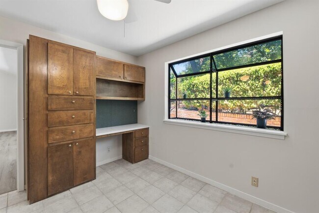 Building Photo - 2802 Pecos St