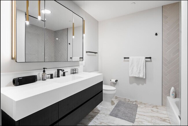 Building Photo - 55 Lagrange St