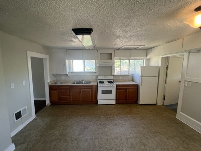 Building Photo - CHARMING OLDER 2 BEDROOM HOME W/ BUILT INS