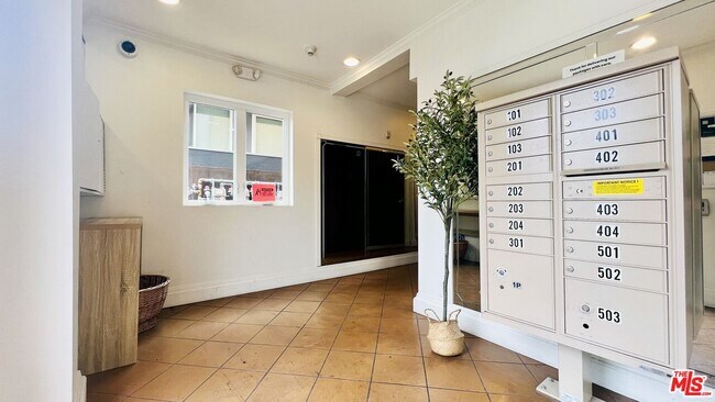 Building Photo - 5633 Carlton Way