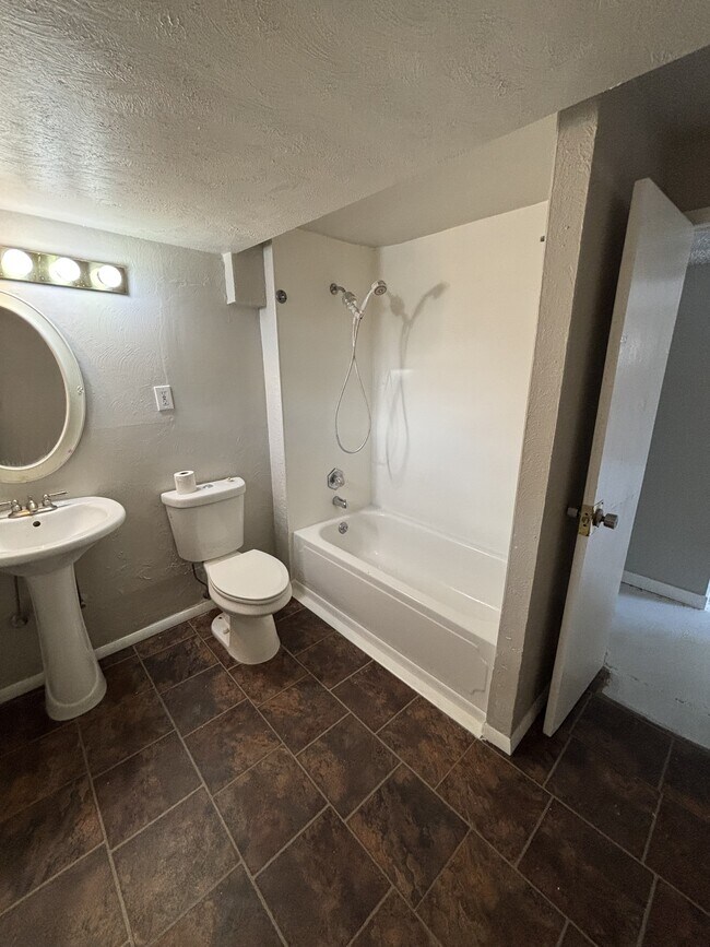 Building Photo - 3495 Montebello Dr W