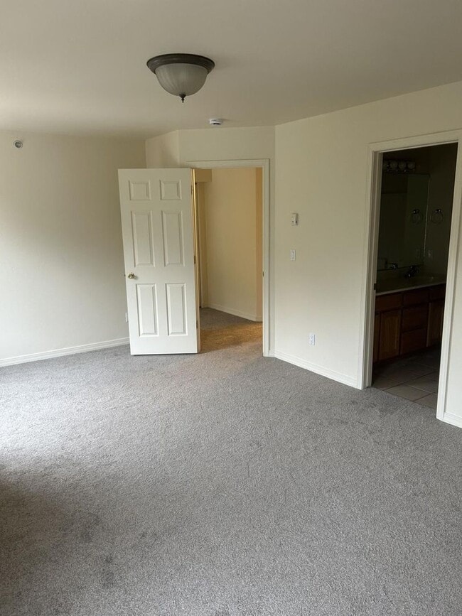 Building Photo - Charming 3-Bedroom, 2-Bath Townhouse Near ...
