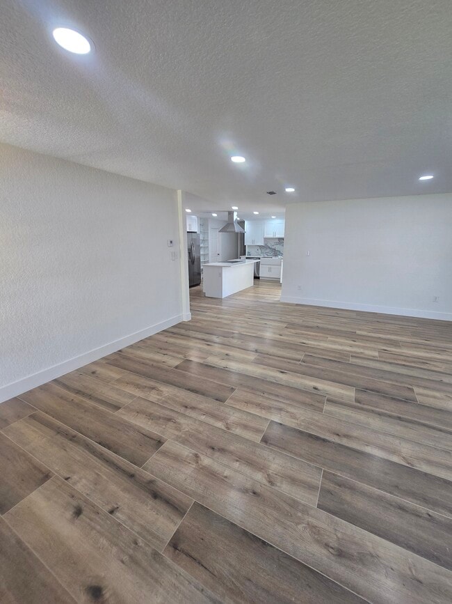 Building Photo - 383 Floral Dr