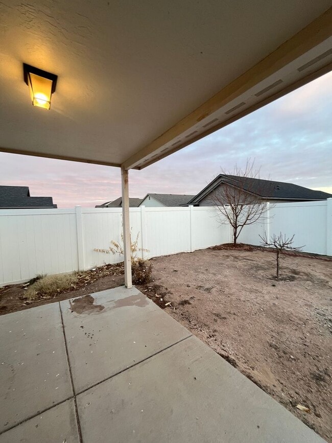 Building Photo - 1107 E La Brea Ave