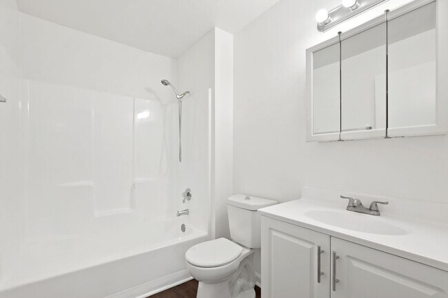 Building Photo - Great Sylmar Location-Upgraded 2/2 Apartment