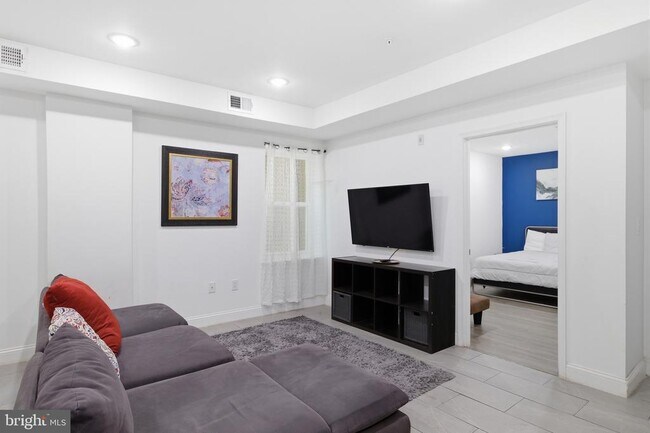 Building Photo - 925 N Broad St