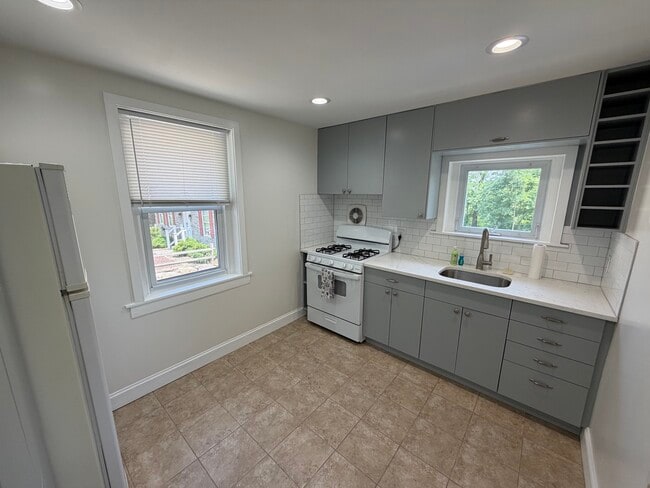 Building Photo - 607 Tabak Ave
