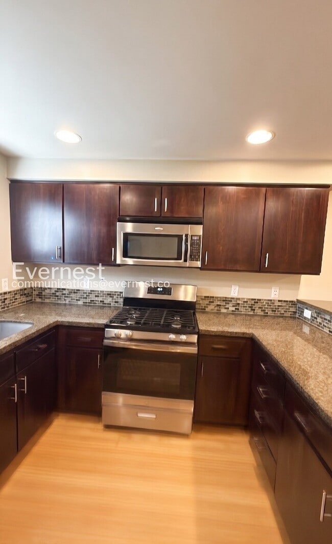 Building Photo - 3 Bed, 1.5 Bath Townhome with Fenced Yard / Vouchers Accepted / Coming Soon!