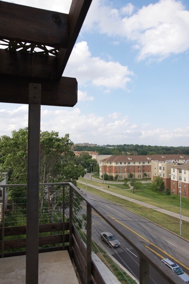 Building Photo - 4 bed / 4.5 bath flat in South Plaza overlooking UMKC and Brookside Blvd