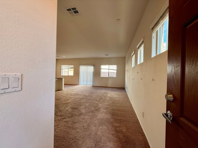 Building Photo - 3 BED 2.5 BATH SINGLE FAMILY W/ LOFT & COM...