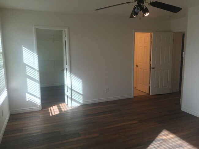 Building Photo - 5 Bedroom House! Great Room living space d...
