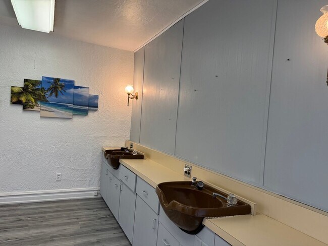 Building Photo - 5839 Hampton Ave