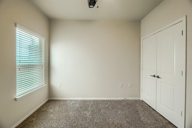 Building Photo - 10001 Pinnacle Crest Loop