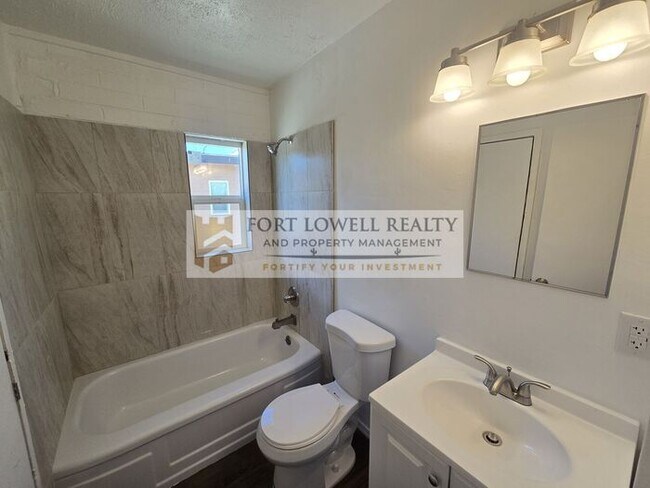 Building Photo - Modern 1 Bed / 1 Bath Apartment with Private Yard!