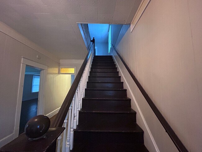Building Photo - Spacious 3 BR home, Minutes to Medical Cen...