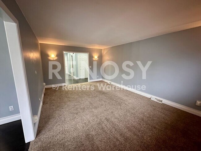 Building Photo - 5 Bedroom 3 Bathroom Single Family Home in Burnsville