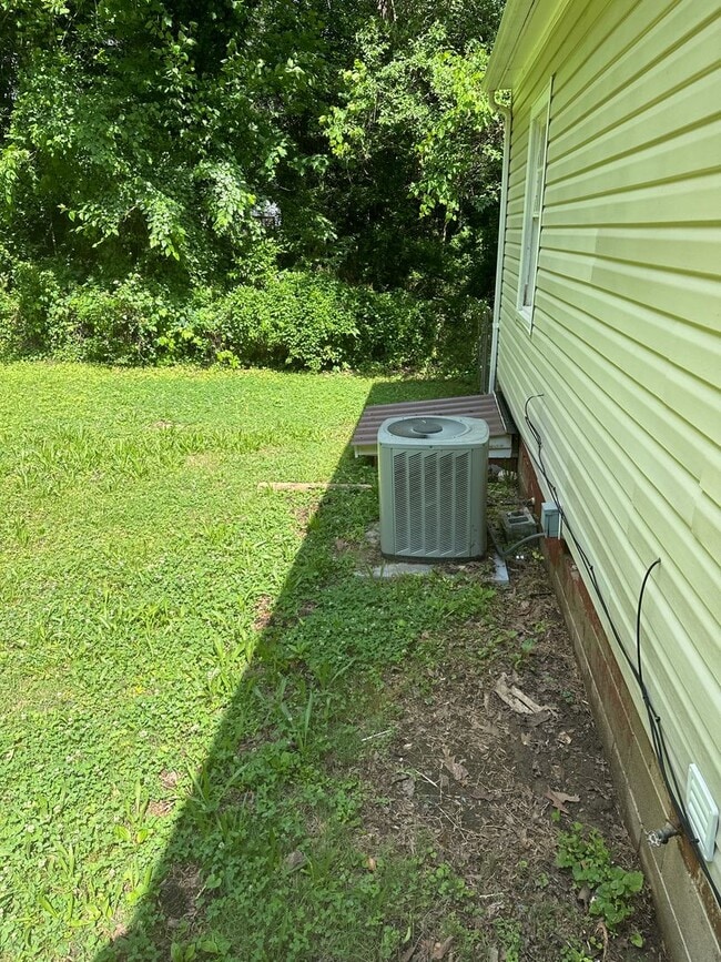 Building Photo - Charming 3 bedroom, 1 bathroom home availa...