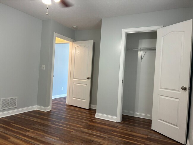 Building Photo - **Summer Ending BUT This Home is HOT**