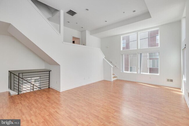 Building Photo - 228 W George St