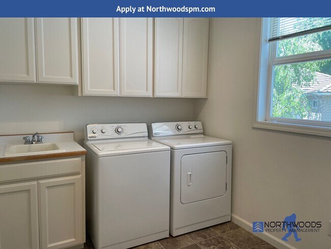 Building Photo - Beautiful 3 Bedroom 2 Bath Home Landscaping Included.