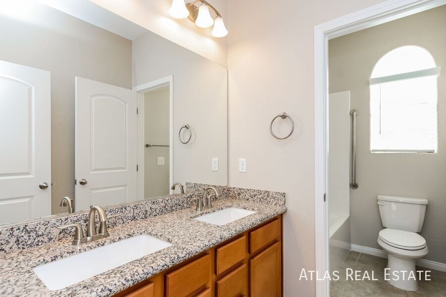 Building Photo - 577 Comodo St