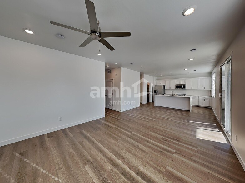 Building Photo - 20177 W Thomas Rd